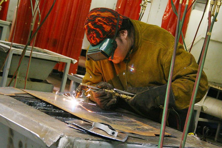 A 太阳集团娱乐场登陆网站 student practicing welding